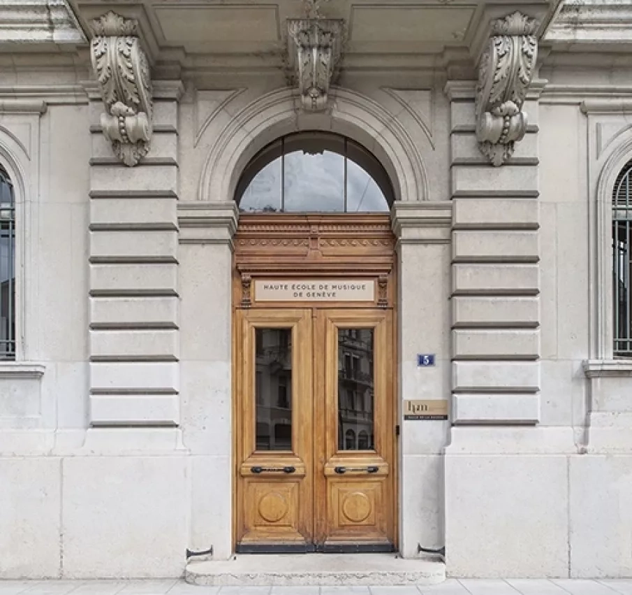 Photo de la porte du bâtiment de la HEM