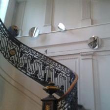 Installation "Réflexions": des miroirs ronds sont disposés suivant divers angles dans un escalier