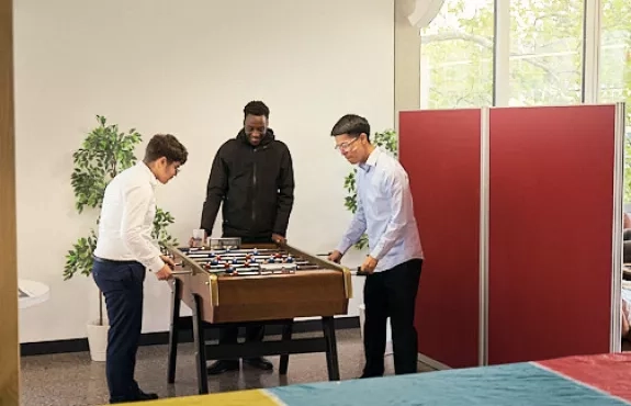 Des étudiants font une partie de baby foot