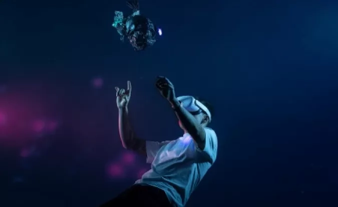designer avec un casque de réalité virtuelle