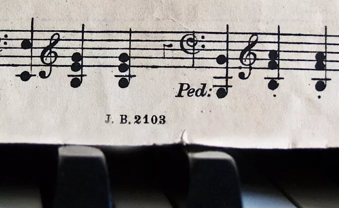 partition de musique sur un piano