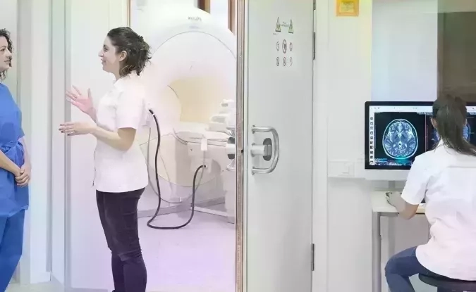 une patiente et la technologue en radiologie qui regarde ses radios