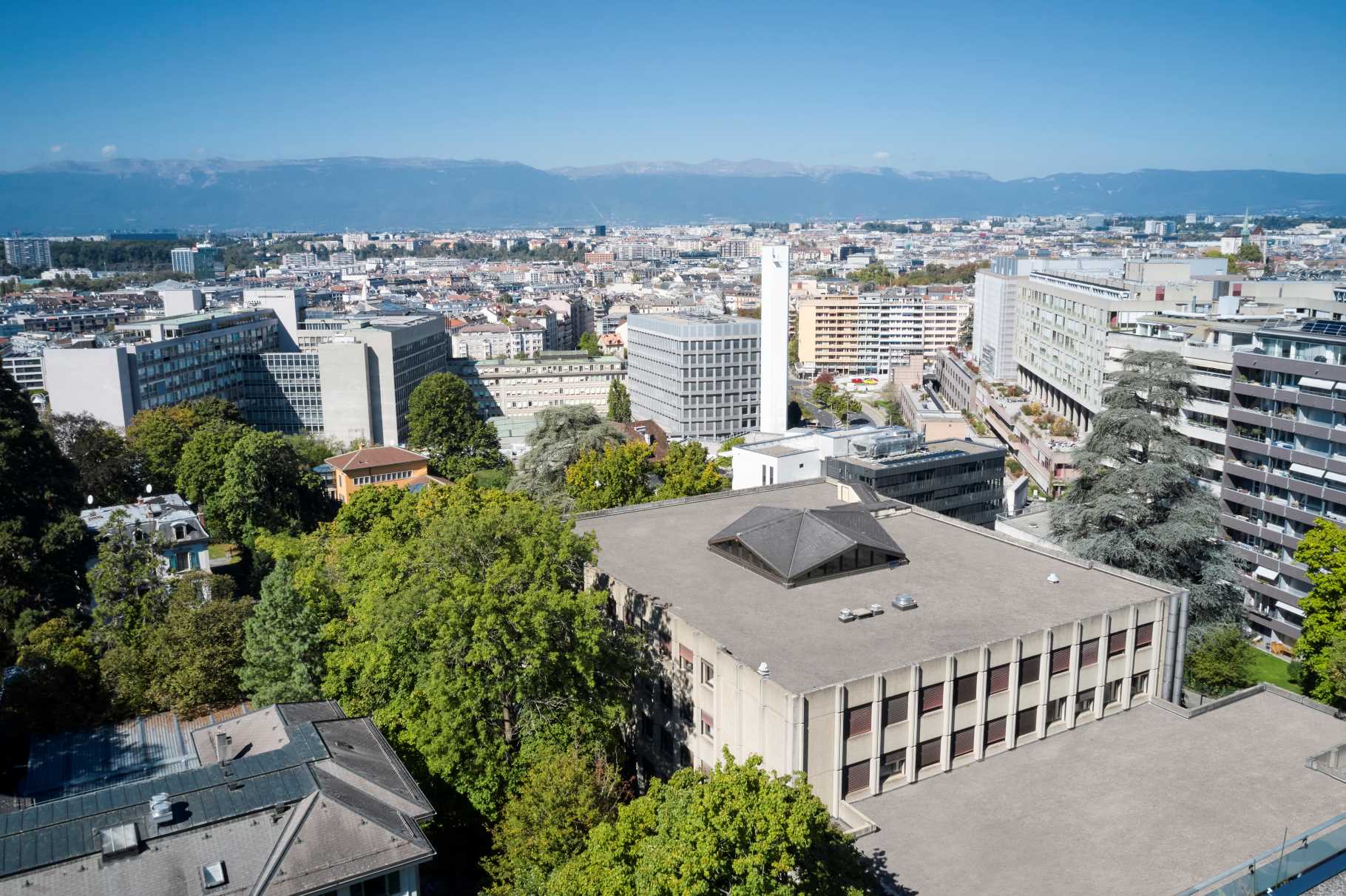 Photo vue du ciel de la HEdS avec la ville de Genève en fond