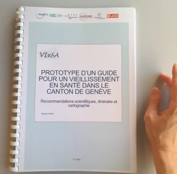 Vieillissement en santé, une main à côté du dossier