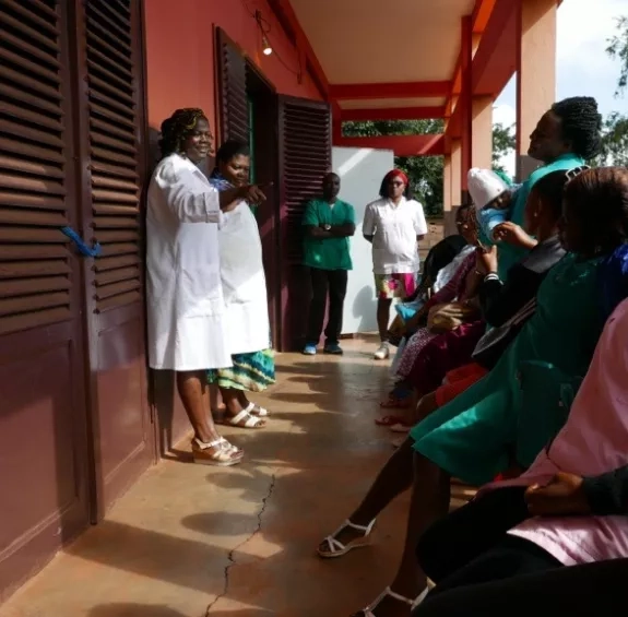 Session d'éducation à la santé, salle d'attente Hôpital Régional Annexe de Dschang. (Crédit Hôpitaux Universitaires de Genève)