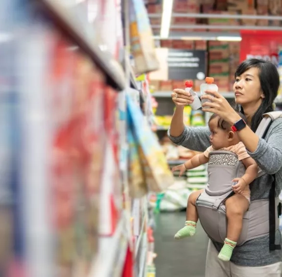 Femme qui fait les courses avec son bébé