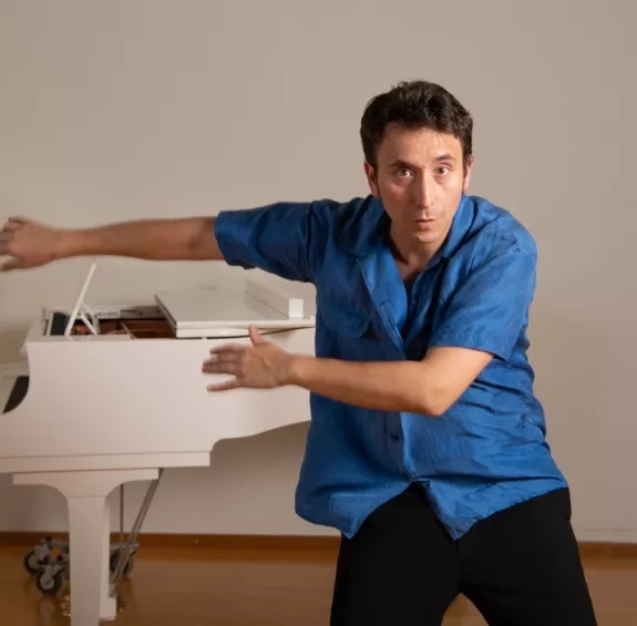 Homme devant un piano