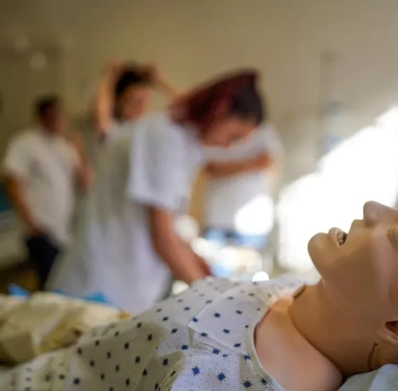 Etudiants devant un mannequin haute fidélité