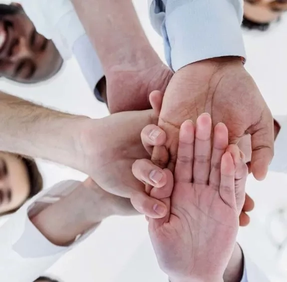 Master en sciences de la santé : des jeunes se tapent dans les mains