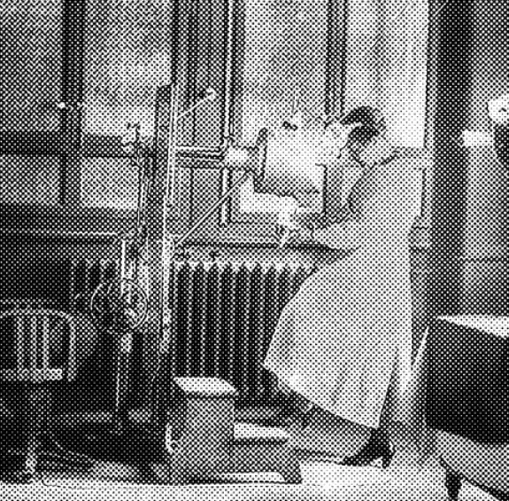 Illustration d'une technicienne en radiologie dans les années 1950