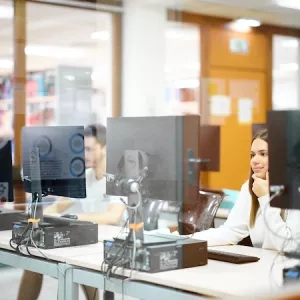 Des étudiants travaillent sur des ordinateurs en salle informatique