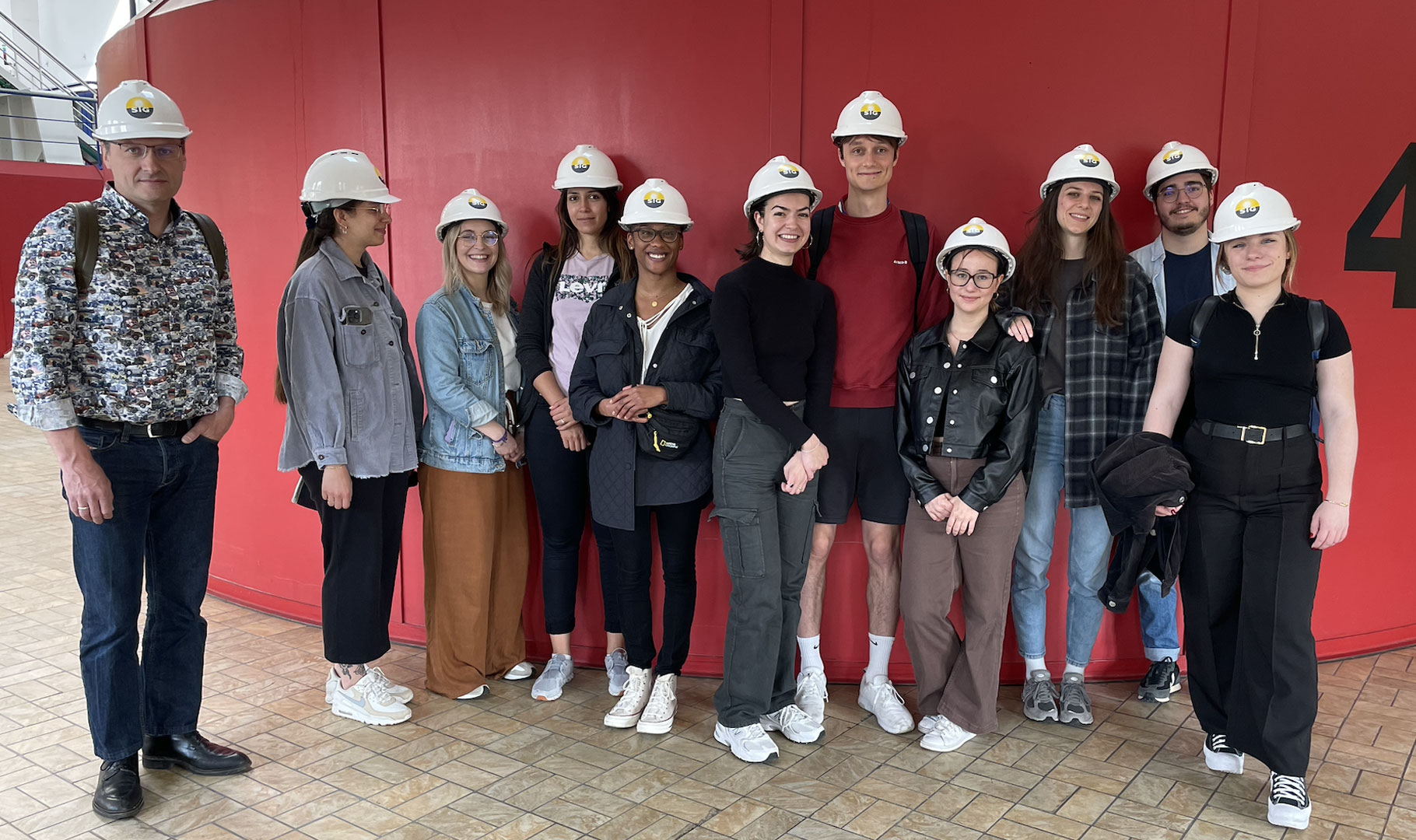 Bannière étudiants à l'usine hydroélectrique de Verbois