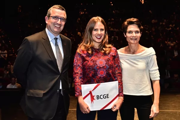 Célia Girardin reçoit le Prix BCGE, remis par Claude Bagnoud, membre de la Direction générale.