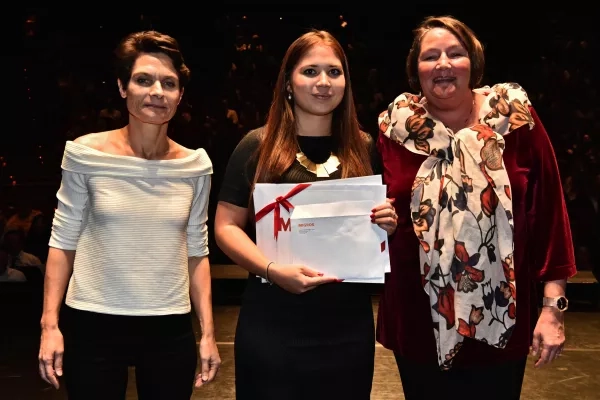 Barbara Gurtner reçoit le Prix Migros Genève, remis par Anne-Marie Gisler, responsable juridique et développement durable.
