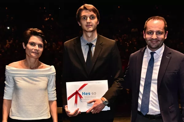 Luca Malerba reçoit le Prix HES-SO, remis par Laurent Bagnoud, responsable du Domaine Economie et Services.
