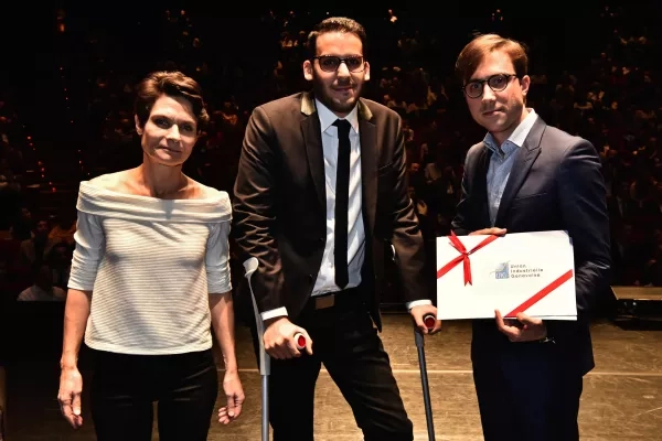 Bruno Patricio reçoit le Prix UIG, remis par Pierre-Alexandre Prévost, coordinateur de projets Industrie & Innovation.