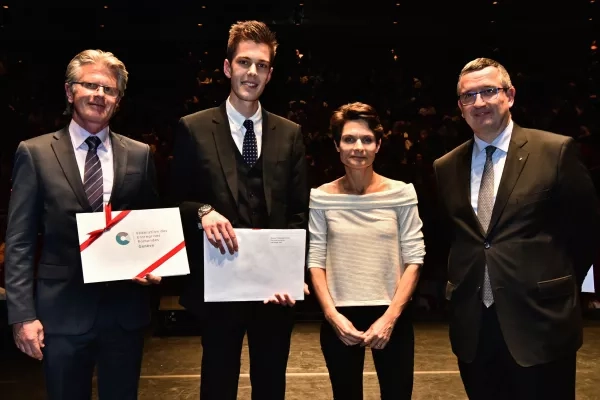 Nicolas Finsterwald reçoit le Prix BCGE, remis par Claude Bagnoud, membre de la Direction générale. Il reçoit également le Prix FER, remis par Marc Fesselet, responsable Qualité Formation.