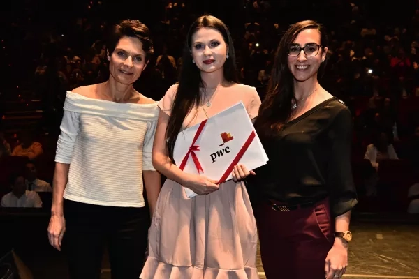 Ausra Stravinskaité reçoit le Prix PwC, remis par Vanessa Capeder, Senior Audit Trade.
