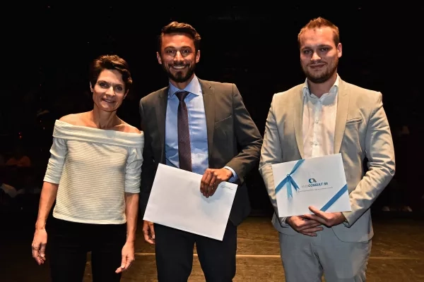 Ricardo De Oliveira reçoit le Prix Audiconsult, remis par Thibault Grass, Manager Accounting and Administration.