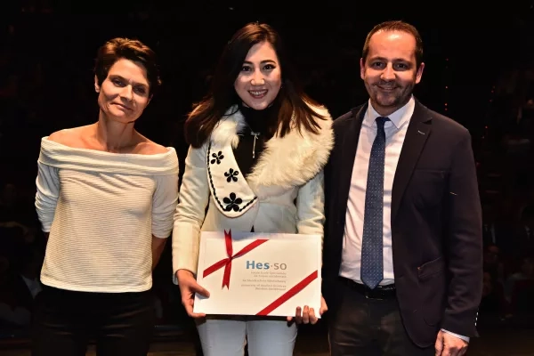 Ngai Wan Kwan reçoit le Prix HES-SO, remis par Laurent Bagnoud, responsable du Domaine Economie et Services.