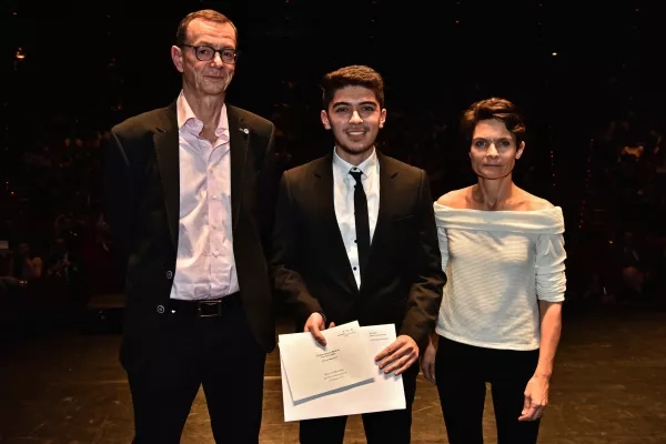 Fabio Avelino Pereira reçoit le Prix IT-Awareness, remis par Fabien Lucchi, directeur.