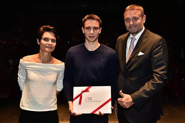 Nicolas Delbiaggio reçoit le Prix SZ Informatique, remis par Stephan Zwettler, directeur.