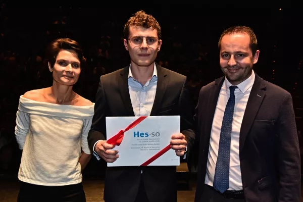 Jimmy Joan Paris reçoit le Prix HES-SO, remis par Laurent Bagnoud, responsable du Domaine Economie et Services.