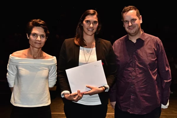 Anouk Santos reçoit le Prix Romand en Bibliothéconomie, remis par Christophe Riondel, président de l'AGBD.