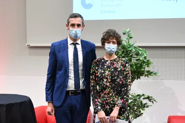 Prix CAS Gestion de  PME - FER Genève - décerné à Julie Knezevic, Prix remis par Monsieur Francisco Pereira, Responsable Qualité Formation à la FER Genève