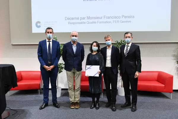 Prix EMBA - FER Genève - décerné à Viviane Manghi, Prix remis par Monsieur Francisco Pereira, Responsable Qualité Formation à la FER Genève