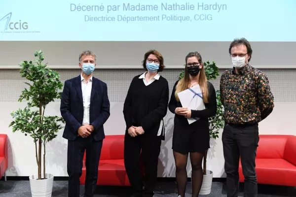 Prix DAS Management Durable - CCIG - décerné à Céline Chanal, Prix remis par Madame Nathalie Hardyn, Directrice du Département politique CCIG