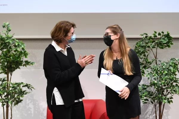 Prix DAS Management Durable - CCIG - décerné à Céline Chanal, Prix remis par Madame Nathalie Hardyn, Directrice du Département politique CCIG