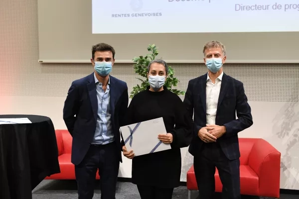 Prix DAS Gestion des risques d'entreprise - Rentes Genevoises - décerné à Leyla Ahmari Taleghani & Vincent Ballon, Prix remis par Monsieur Christophe Courbage (en l’absence de Pierre Zumwald, directeur des rentes genevoises).