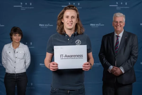 Prix de la Meilleure moyenne en télécommunication et réseaux - IT-Awareness - décerné à Camille Loïc OGGIER