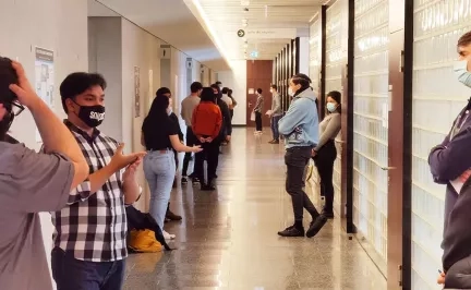 Illustration étudiants dans un couloir