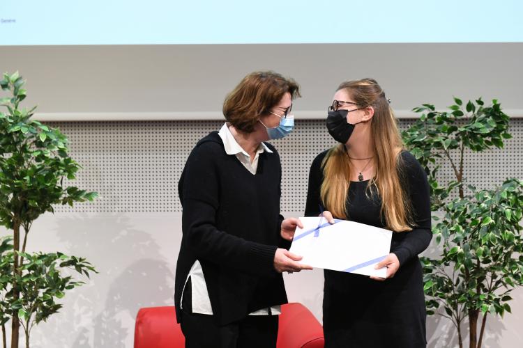 Prix DAS Management Durable - CCIG - décerné à Céline Chanal, Prix remis par Madame Nathalie Hardyn, Directrice du Département politique CCIG