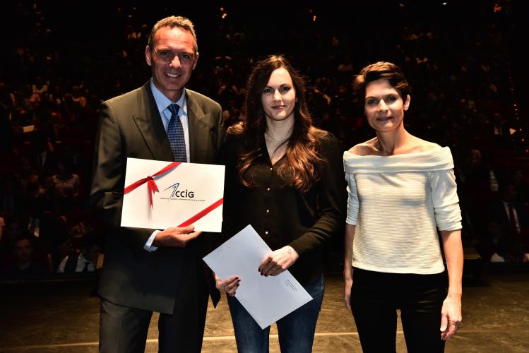 Tiffany Formaz reçoit le Prix CCIG, remis par Charles Lassauce, membre de la Direction.