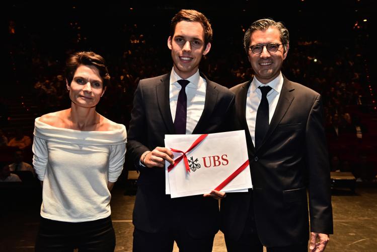 Philippe Girod reçoit le Prix UBS, remis par Nicolas Montandon, chargé d'enseignement à la HEG-Genève.