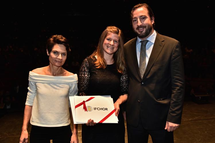 Tabea Estermann reçoit le Prix Ifchor, remis par Sandro Jelmini, CFO.