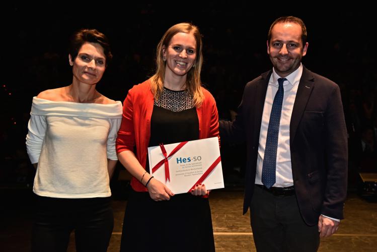 Léna Nyffenegger reçoit le Prix HES-SO, remis par Laurent Bagnoud, responsable du Domaine Economie et Services.