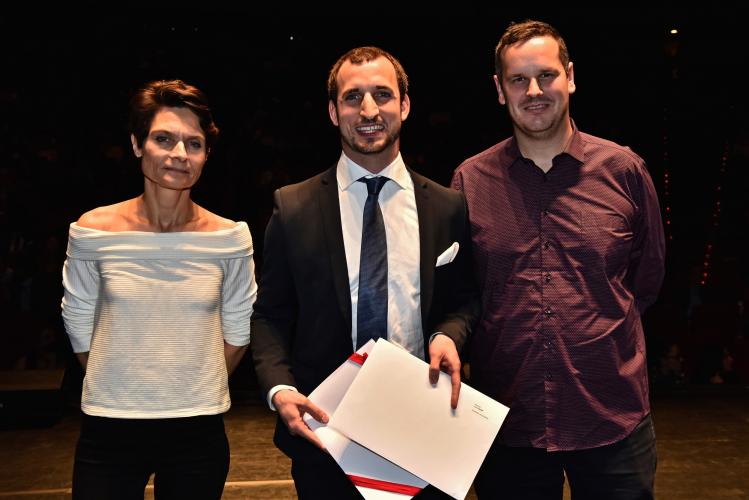 Julien Raemy reçoit le Prix Romand en Bibliothéconomie, remis par Christophe Riondel, président de l'AGBD.