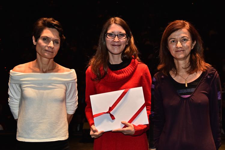 Anne-Catherine Villat reçoit le Prix AVA, remis par Fabienne Chatelan, représentante des Archives communales de Morges.