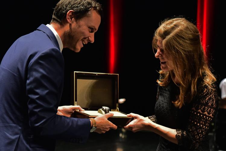 Tabea Estermann reçoit le Prix Baume & Mercier, remis par Florian Offerhaus, Brand Manager.