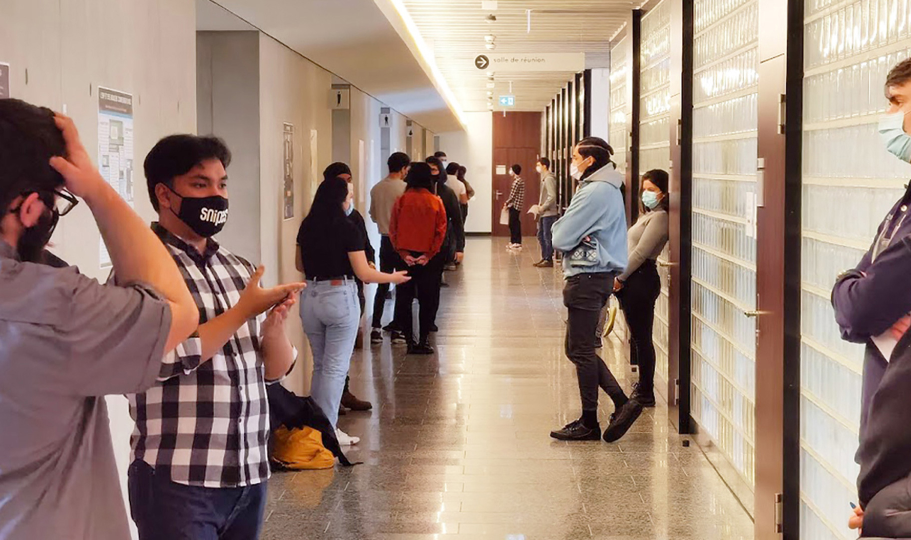 Illustration étudiants dans un couloir