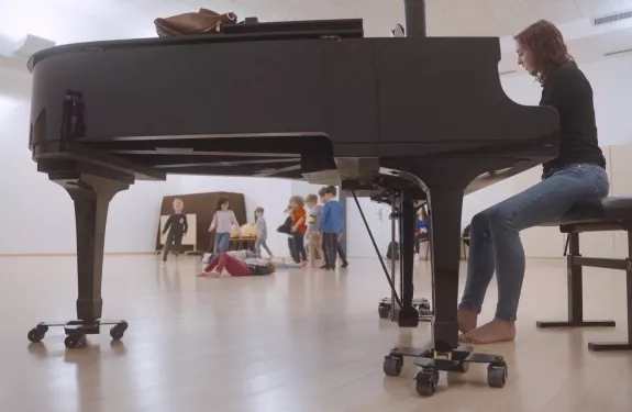 Cours d'initiation musicale à une petite classe