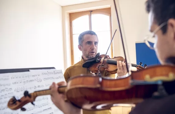 Professeur de violon enseignant à un élève