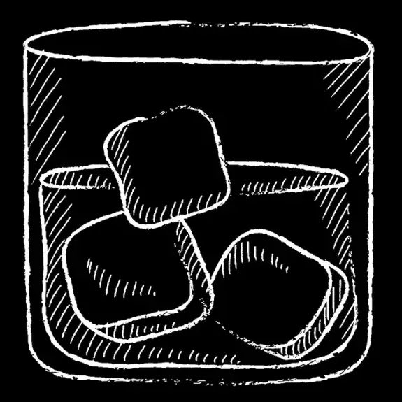 Glaçons dans un verre en blanc sur fond noir