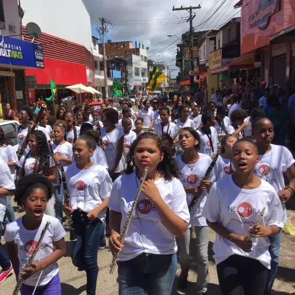 Jeunes musiciens jouant dans les rues de Salvador de Bahia au Brésil