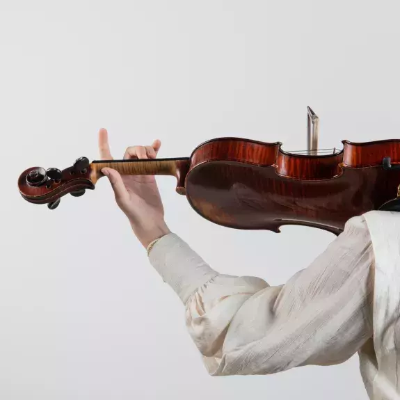 Une violoniste en train de jouer