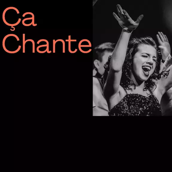 Une jeune femme chante les bras levés
